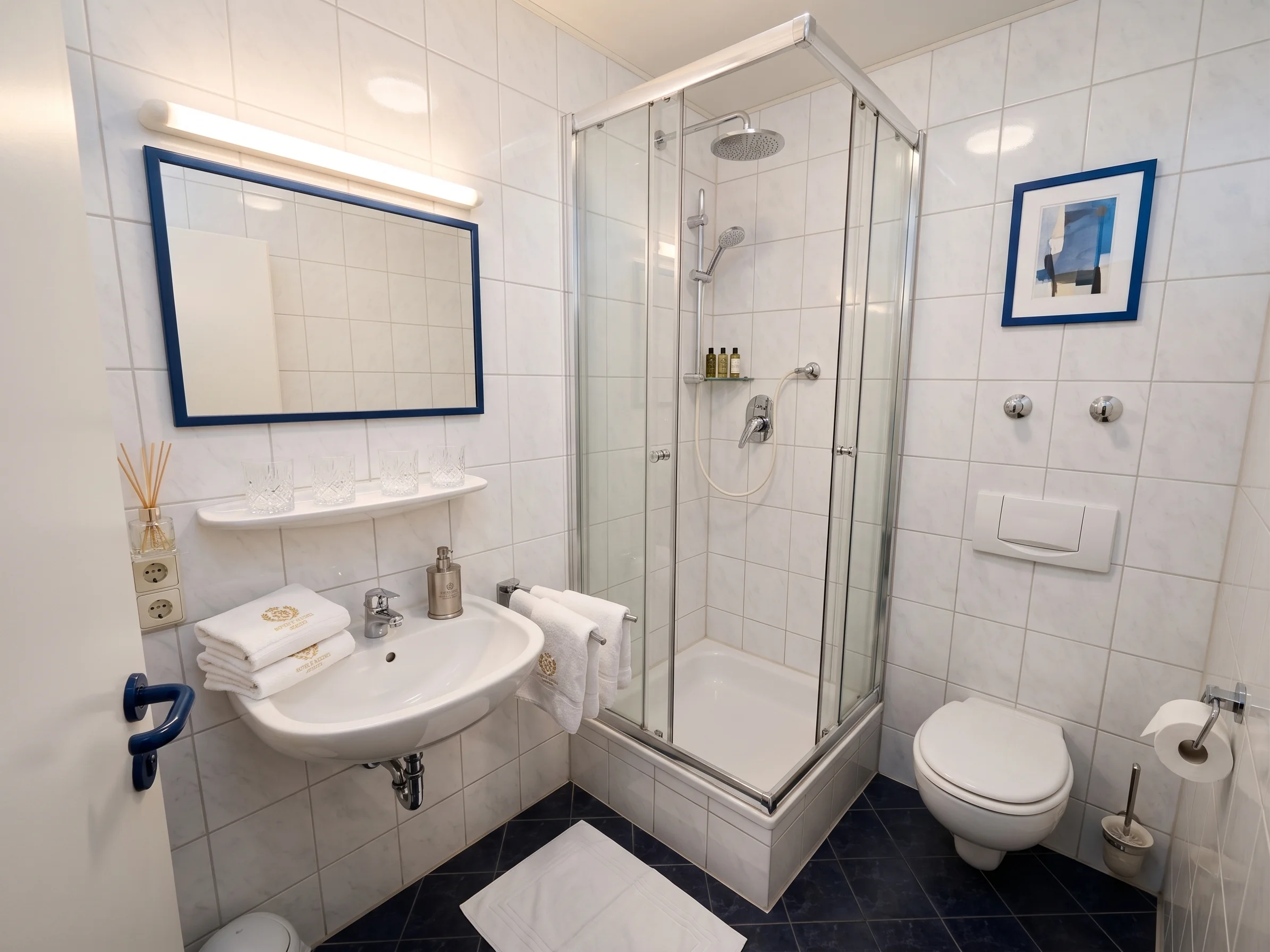 Modernes privates Badezimmer im Hotel Garni Kreuzäcker Neu-Ulm